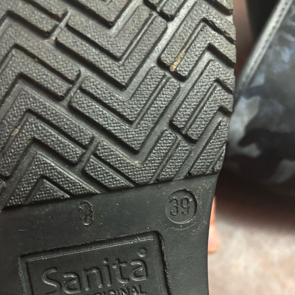 Woman’s sanita size 39 mule clogs nurse work raving camouflage shiny slip ins - Picture 5 of 6